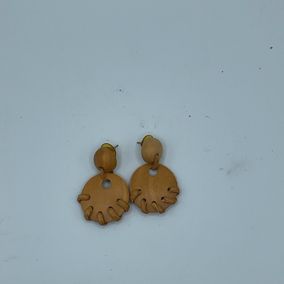 “HANDMADE” ROUND WOOD AND LEATHER ROPE DROP STYLR PIERCED EARRINGS. - Picture 7 of 9
